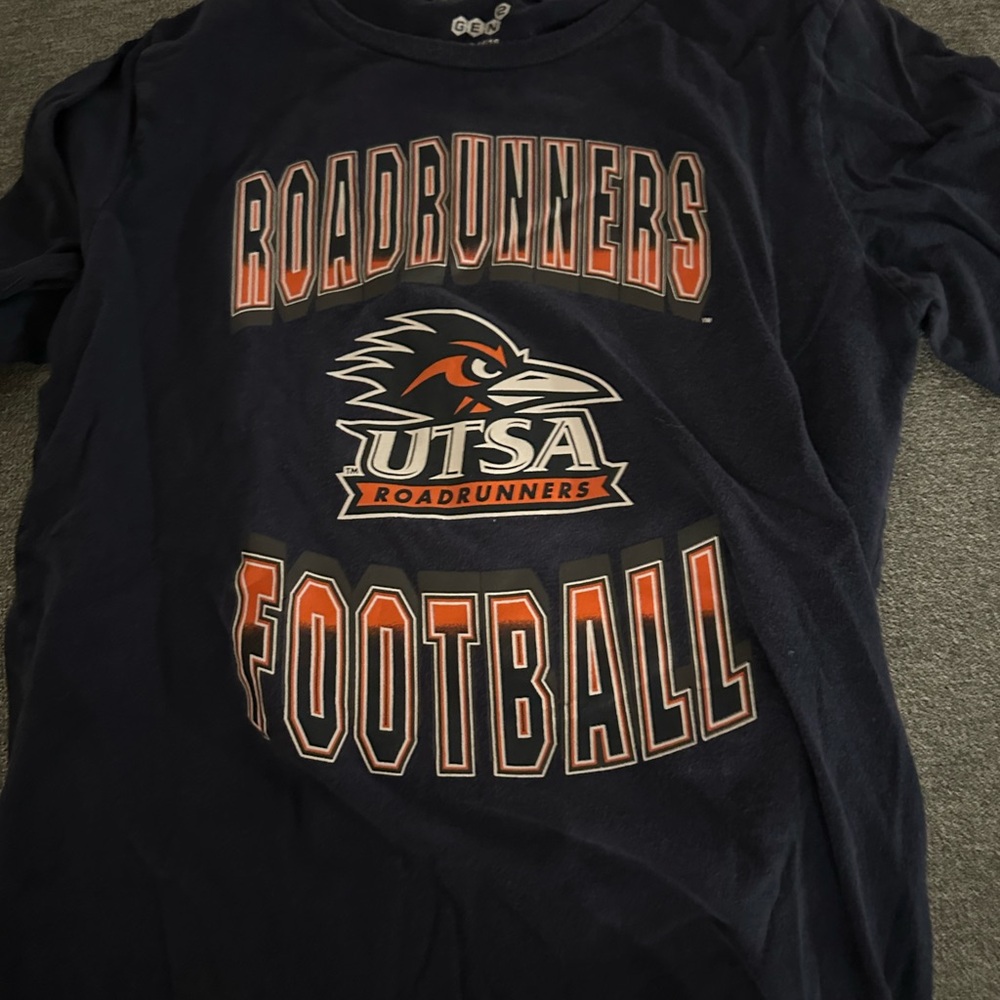 Men’s Large UTSA tee.